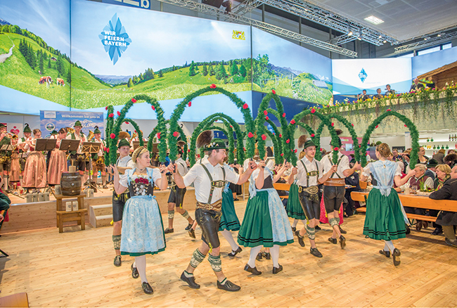 Mehrere Personen tanzen einen bayerischen Tanz.
