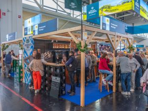 Große Leuchtkästen mit Firmenbeschriftungen sind von Weitem sehr gut erkennbar.